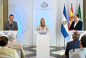 La alcaldesa ha presentado los Cursos de Verano que se celebrarán en el Alcázar