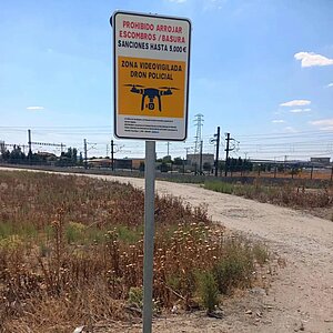 El Ayuntamiento está instalando carteles para evitar el vertido ilegal de escombros