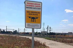 El Ayuntamiento está instalando carteles para evitar el vertido ilegal de escombros