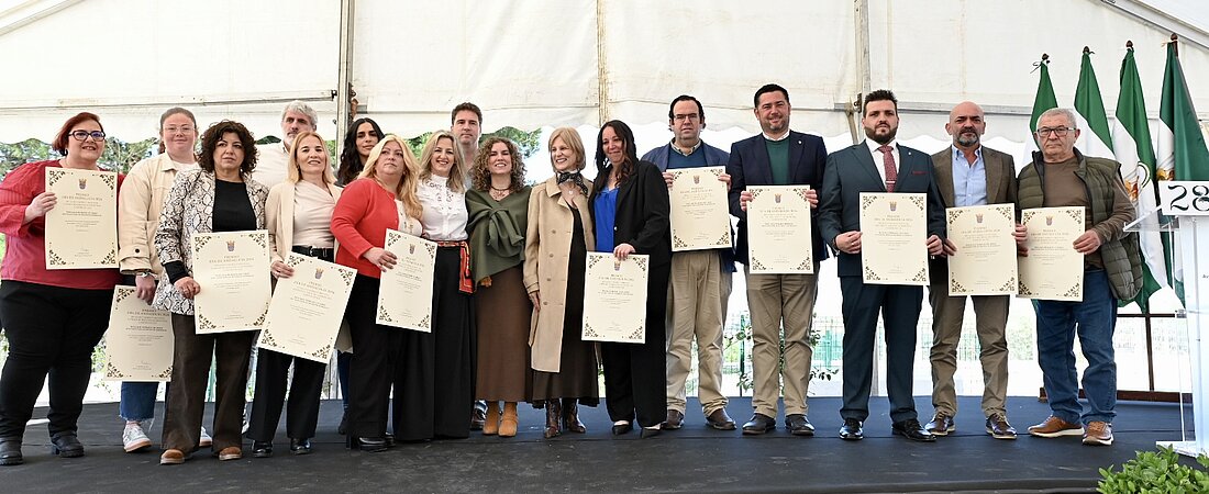 La alcaldesa entrega el premio del Día de Andalucía
