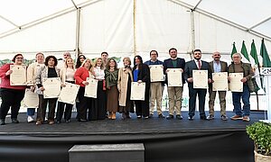 La alcaldesa entrega el premio del Día de Andalucía