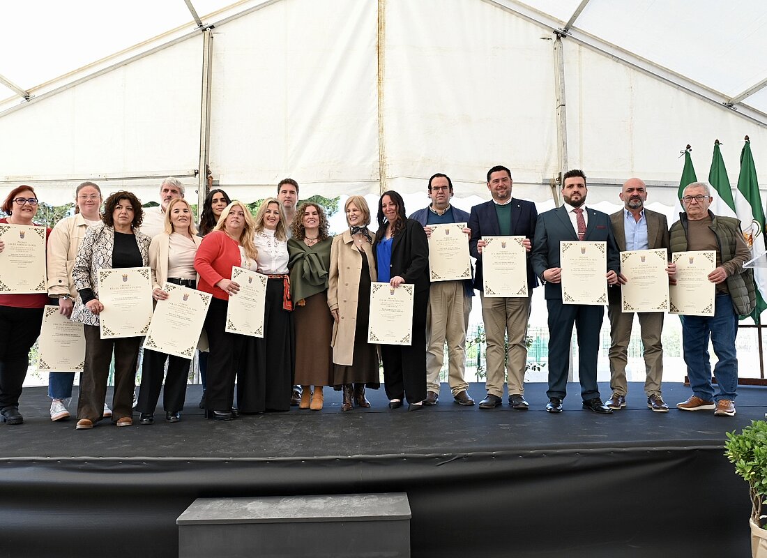 La alcaldesa entrega el premio del Día de Andalucía