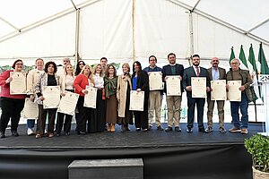 La alcaldesa entrega el premio del Día de Andalucía
