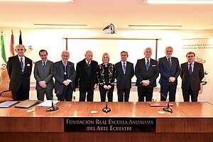 La alcaldesa junto a miembros de ambas instituciones
