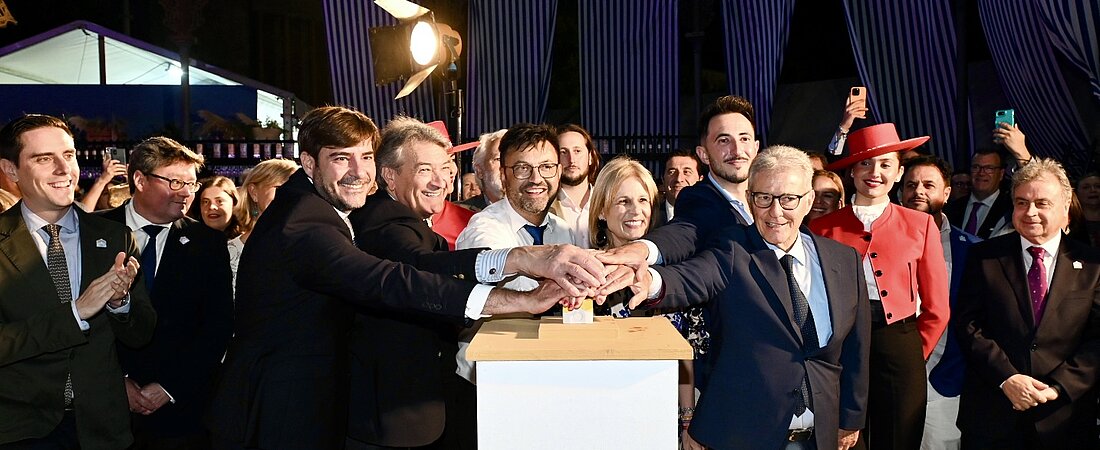 #htmlcaption-1 La alcaldesa preside la inauguración del alumbrado de la Feria