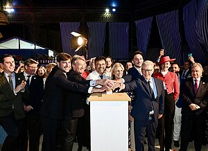 La alcaldesa preside la inauguración del alumbrado de la Feria
