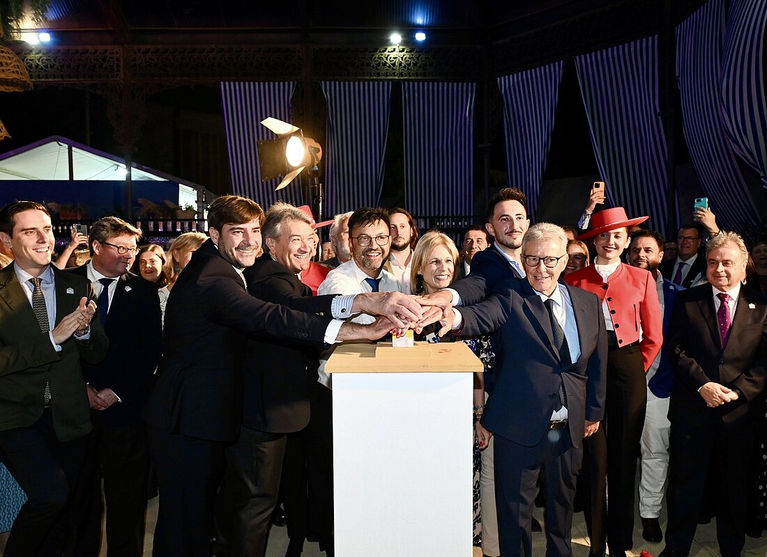 La alcaldesa preside la inauguración del alumbrado de la Feria