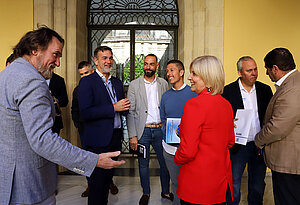 La alcaldesa junto representantes policiales