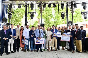 La alcaldesa entrega los premios a los ganadores del concurso de casetas
