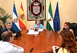 La alcaldesa se reúne con la Asociación de Guías Turísticos
