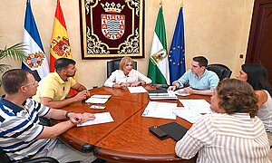 La alcaldesa presenta al club Voleibol Jerez la mejora del Kiko Narváez