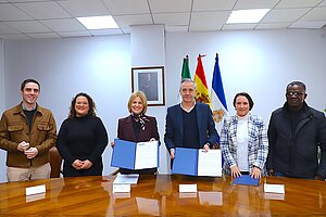 La alcaldesa ha firmado el contrato de limpieza de los colegios