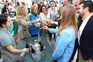 La alcaldesa en un brindis durante la jornada