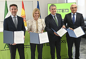 La alcaldesa tras la firma del acuerdo