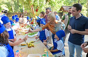 La alcaldesa visita la Escuela de la Naturaleza del Zoobotánicoo