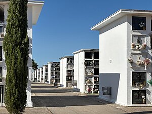 El Ayuntamiento está pintando los bloques de los Patios del Cementerio