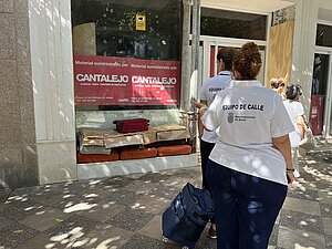 Un equipo de calle ayuda y asesora a las personas sin hogar
