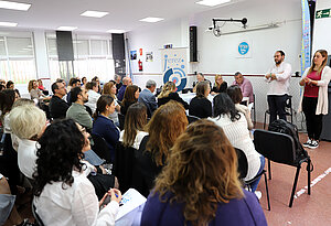 La delegada durante la reunión