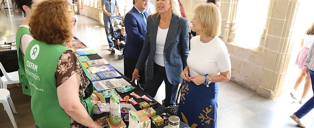 La alcaldesa ha destacado el éxito de esta edición de la Feria del Libro