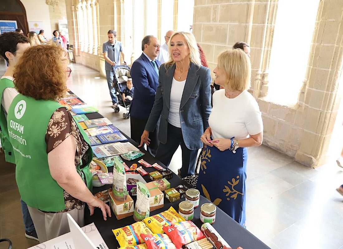 La alcaldesa ha destacado el éxito de esta edición de la Feria del Libro