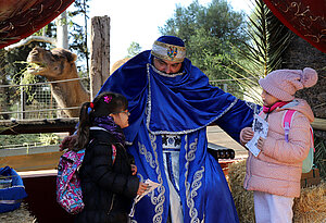 Asad junto a dos pequeñas estas pasadas navidades