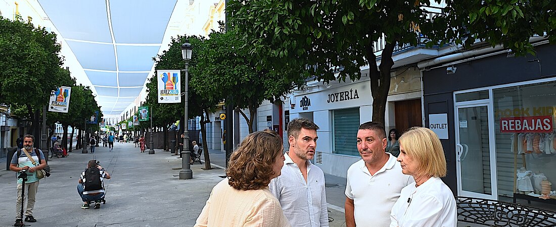 #htmlcaption-2 La alcaldesa ha visitado las obras del entoldado de la calle Larga