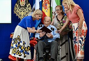 La alcaldesa asiste al homenaje a Pedro Serrano en el parque de Bomberos