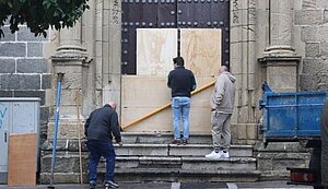 Operarios municipales trabajan en la iglesia de San Miguel