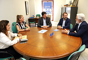 El teniente de alcaldesa durante la reunión