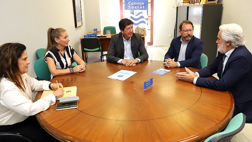 El teniente de alcaldesa durante la reunión
