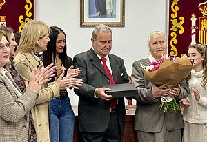 La alcaldesa asiste al homenaje del Ayuntamiento de La Barca a su vecino