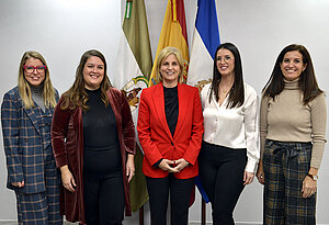 La alcaldesa junto a las nuevas funcionarias