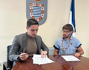Jaime Espinar firma convenio con grupo scout Prometeo