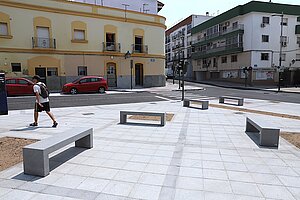 Se han instalado nuevos bancos en la Plaza del Carbón