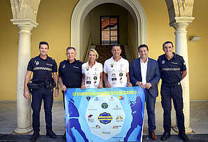 El delegado junto a los policías participantes