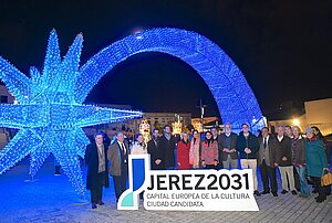 La alcaldesa inaugura la Estrella de Jerez en la Plaza Belén