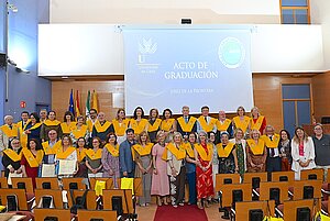 La alcaldesa felicita a los alumnos del Aula de Mayores que se han graduado