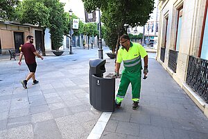 Trabajadores instalan las nuevas papeleras en el centro