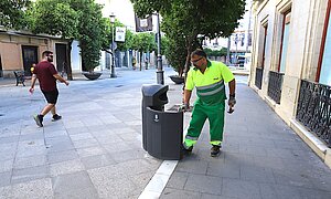 Trabajadores instalan las nuevas papeleras en el centro