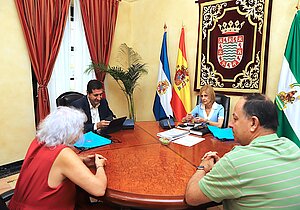 La alcaldesa durante la reunión