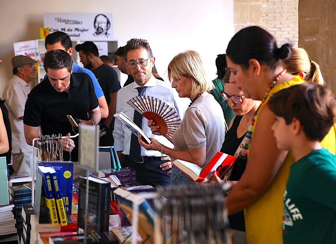 #htmlcaption-1 La alcaldesa realiza un balance muy positivo de la Feria del Libro