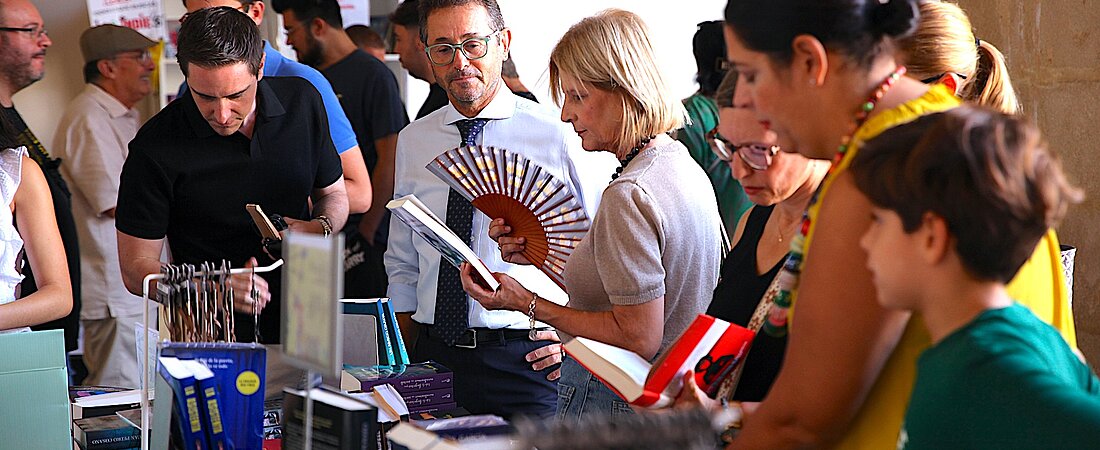 #htmlcaption-2 La alcaldesa realiza un balance muy positivo de la Feria del Libro