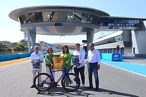 Nela García asiste presentación campeonato de ciclismo 