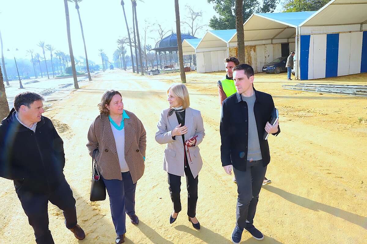 La alcaldesa visita las obras de reposición del albero que el ...