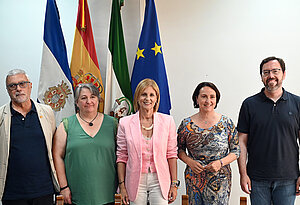 La alcaldesa junto a los dos nuevos funcionarios interinos