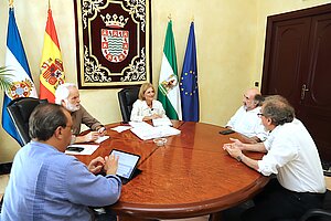 La alcaldesa se reúne con los miembros de La Zaranda
