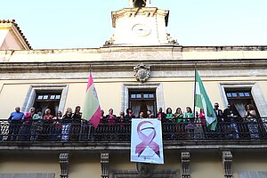 La alcaldesa preside la colocación del lazo rosa en el Ayuntamiento