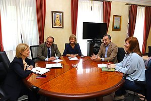 La alcaldesa se reúne con la asociación literaria Sherlock Homes