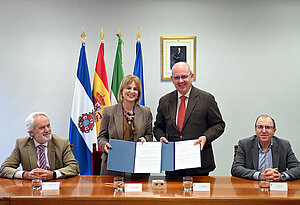 La alcaldesa durante la firma