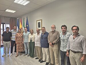 La alcaldesa se reúne con los titulares de casetas y hosteleros para trabajar la Feria de 2026